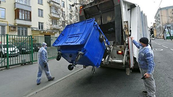 процесс вывоза бытового мусора
